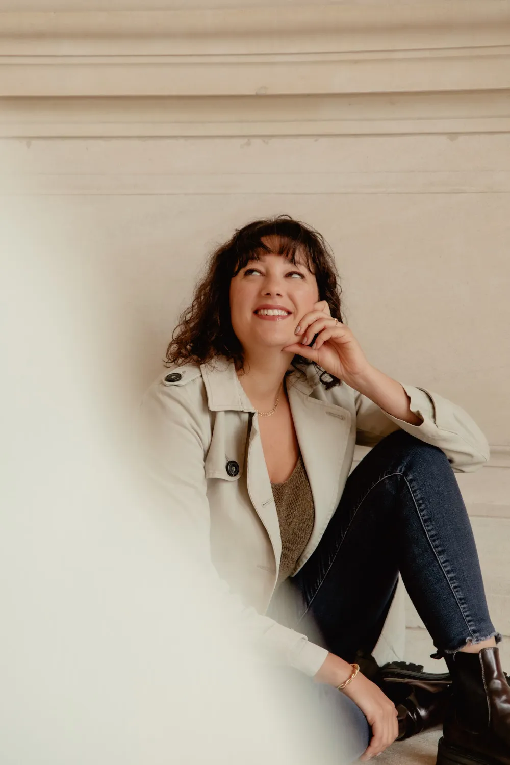 Jessica Cecchini devant un mur